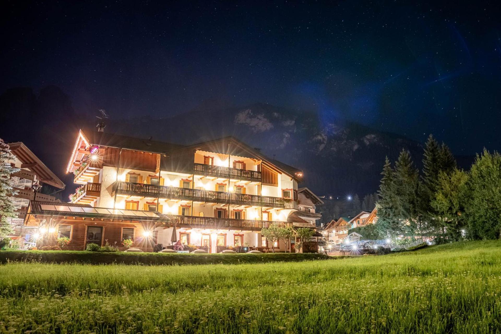 Garni Letizia Bed and Breakfast Campitello di Fassa Buitenkant foto
